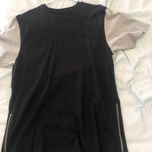 T shirt with zippers on the sides